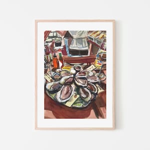 Op de afbeelding: Aquarel schilderij van een schaal oesters op een tafel. De oesters zijn gerangschikt op een groene schaal met citroenpartjes. Flessen met kruiden en kleine vlaggen zijn zichtbaar. Het schilderij is ingelijst.