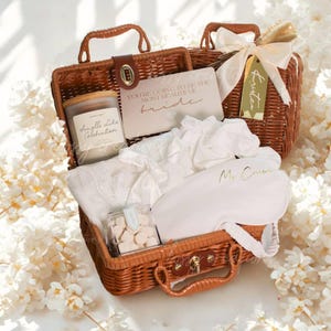 Bride Gift Basket, Morning of Wedding Gift, All White Bridal Gift, Bride to Be Gift Box, Boho Chic Elegant Bride Gift, Wedding Day Basket