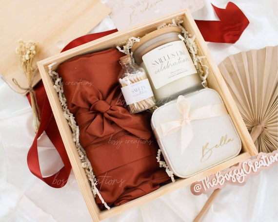 CARAKNOTS Bridesmaid Proposal Gifts Set of 8 Bridesmaid Makeup Bag with  Compact Mirror Bridesmaid Gifts Wedding Bridal Bachelorette Party Favor