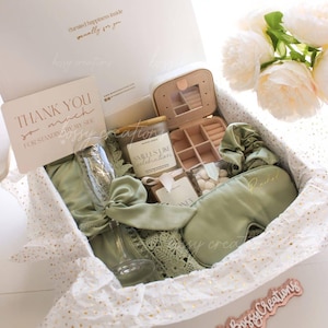 Sage Green Luxury Bridesmaid Proposal Gift Box Self Care Robe Satin Eye Mask Scrunchie Scented Candle Soap Boho Chic Wedding Bridal Party