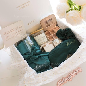 Emerald Green Luxury Bridesmaid Proposal Gift Box Self Care Satin Robe Eye Mask Scrunchie Scented Candle Soap Boho Chic Wedding Bridal Party