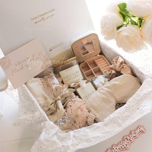Taupe Luxury Bridesmaid Proposal Gift Box Self Care Neutral Robe Satin Eye Mask Scrunchie Scented Candle Soap Boho Chic Wedding Bridal Party