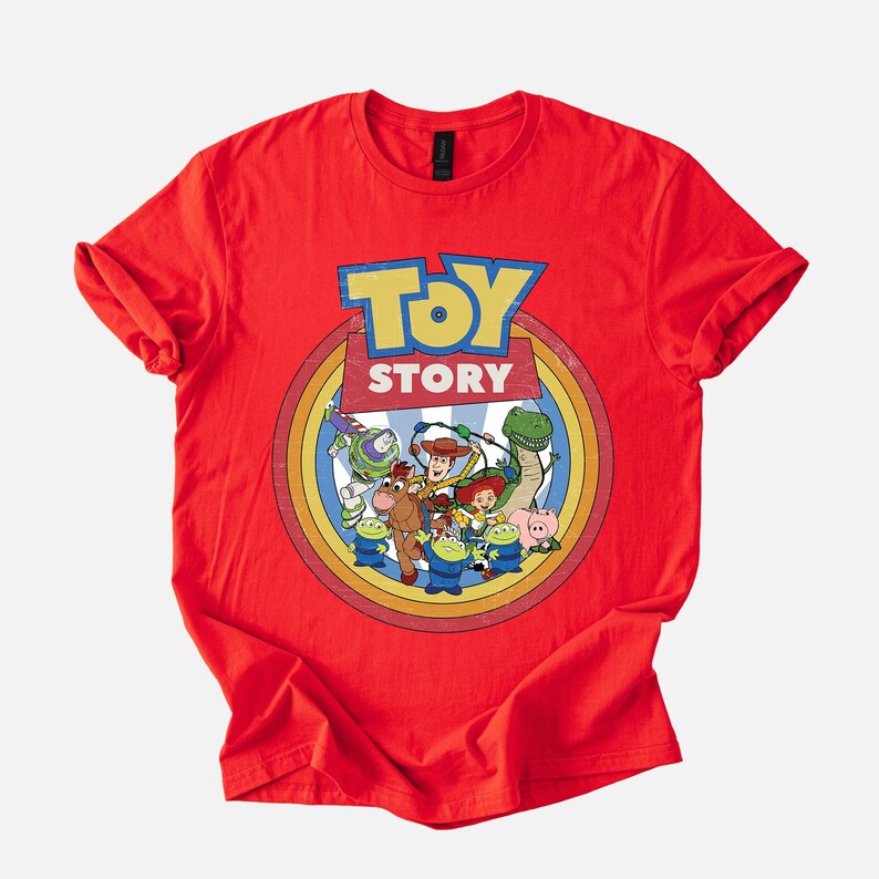 Puede incluir: Camiseta roja con un dise&ntilde;o gr&aacute;fico colorido de los personajes de la pel&iacute;cula "Toy Story". El dise&ntilde;o incluye el logotipo de la pel&iacute;cula y personajes como Woody, Buzz Lightyear y Rex. La camiseta es de material suave.