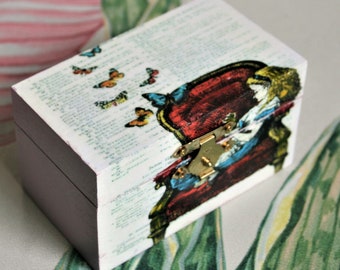 Alice in Wonderland on the red chair themed treasure / memory / keepsake / jewelry box. Vintage.Cheshire cat trinket box Engagement ring box