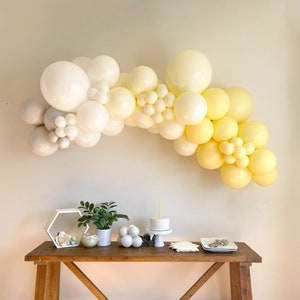 Kit ghirlanda di palloncini spessi al latte di banana con giallo tenue per baby shower / primo compleanno / addio al nubilato / primo giorno delle api / cake smash