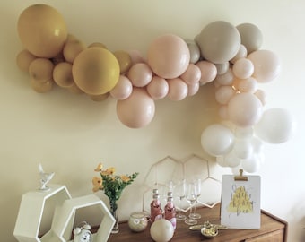 Kit ghirlanda di palloncini Happy BEE-Day con fard bianco beige e giallo senape per il primo compleanno dei bambini Bee-Day o What Will Baby Bee Baby Shower