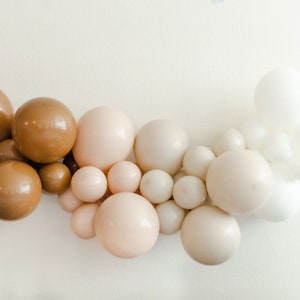 In the Buff Neutral Ballon Girlande Kit mit Mokka Kamee Blass Sand Weiße Luftballons für Baby Shower Brautparty Boho Wüste Geburtstagsparty
