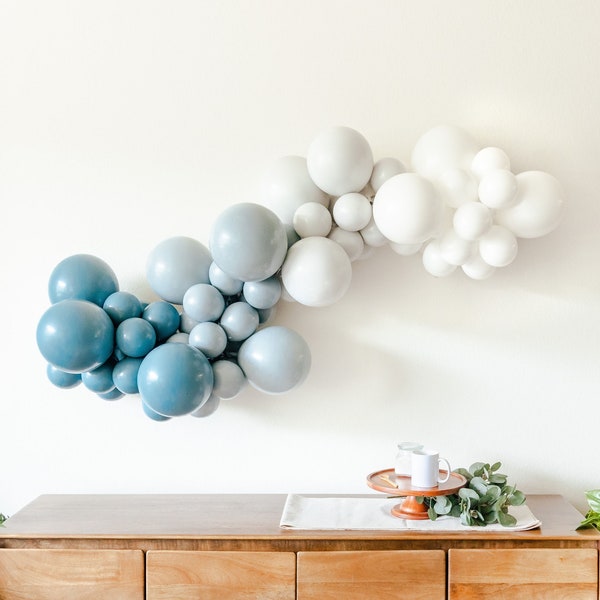 Kit de guirlande de ballons du Pacifique avec des nuances de bleu ardoise bleu sable poussiéreux ballons blancs pour anniversaire baby shower, enterrement de vie de jeune fille et plus