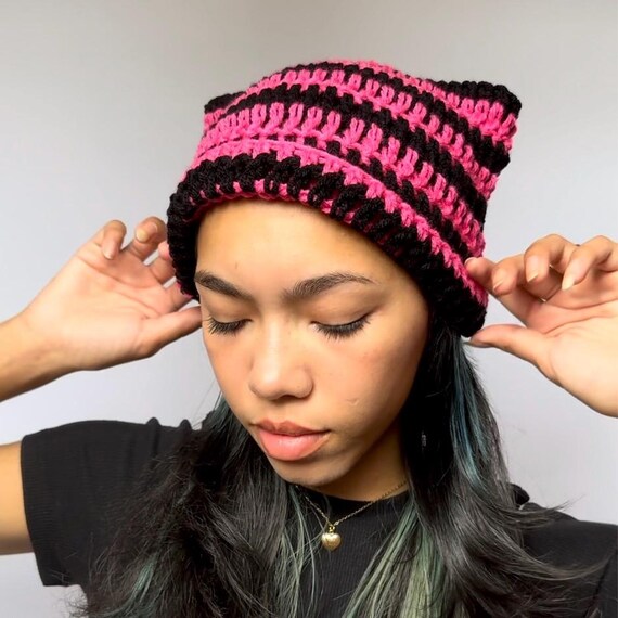 かぎ針編みの猫耳ビーニー：黒とホットピンクのストライプ柄の猫の帽子