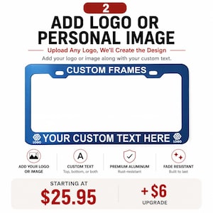 以下が含まれることがあります： 上部に「CUSTOM FRAMES」、下部に「YOUR CUSTOM TEXT HERE」と書かれた青い長方形のナンバープレートフレーム。フレームの下部両端には小さなロゴアイコンがあり、カスタムロゴや画像を追加できることを示すテキストが記載されています。