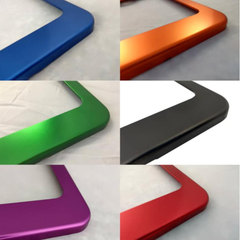 Peut inclure: Six cadres de plaque d'immatriculation de diff&eacute;rentes couleurs. Les cadres sont en m&eacute;tal et ont une finition lisse et brillante. Les couleurs sont bleu, orange, vert, noir, violet et rouge.