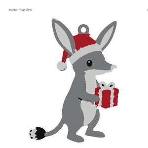 Könnte beinhalten: Ein graues Bilby-Ornament mit einer roten Weihnachtsmütze mit weißem Rand, das ein rotes Geschenk mit weißer Schleife hält. Das Ornament ist 75 mm breit und hat einen langen Schwanz mit schwarz-weißer Spitze, große Ohren und einen weißen Bauch.