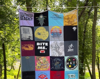 Puede incluir: Una colcha de retazos hecha de camisetas con varios diseños de temática playera. La colcha presenta frases como "Clearwater Beach", "Good Vibes", "Bite Me", "It Pierces The Sunrise City", "Boogie Board", "Sea Life", "PT's Guide Service", "Maui", "Kenny Chesney", y "Billabong Since 1973".