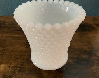 Piolo portacandele votivo vintage in vetro di latte Hobnail