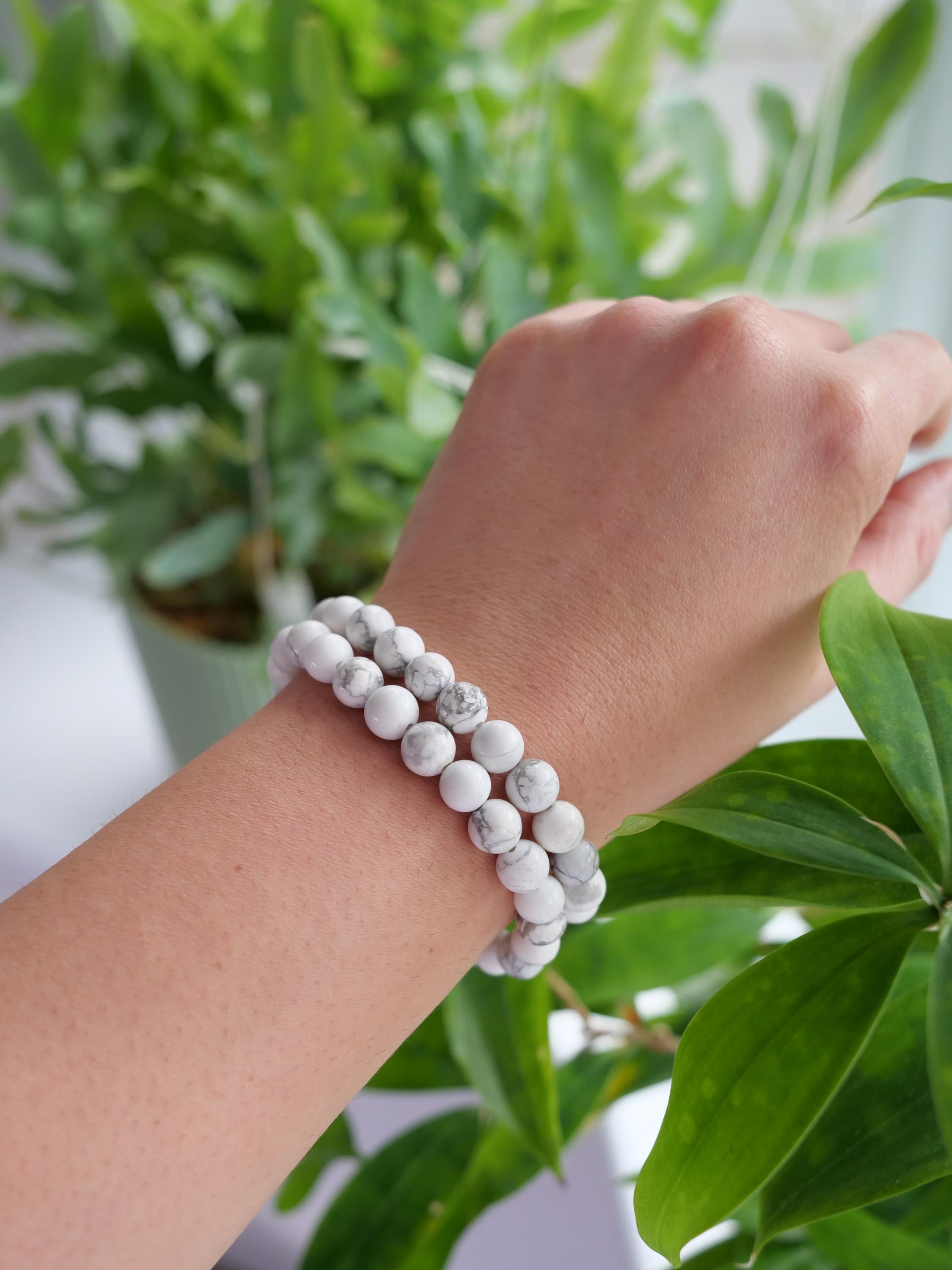 SKYBeads Bracciale Elasticizzato Con Perline Howlite Bianca 8mm E Croce In Agata Nera, Regalo Unisex - 2