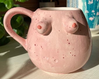 Taza de café Boobie rosa de gran capacidad hecha a mano Día de la Madre