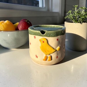 Taza de espresso de cerámica hecha a mano con forma de pollito – 150 ml