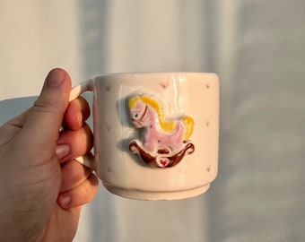 Adorable petite tasse de cheval