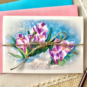Tarjeta de felicitación con azafranes blancos, morados y rayas en la nieve, flores de primavera, impresión fotorrealista en papel de acuarela