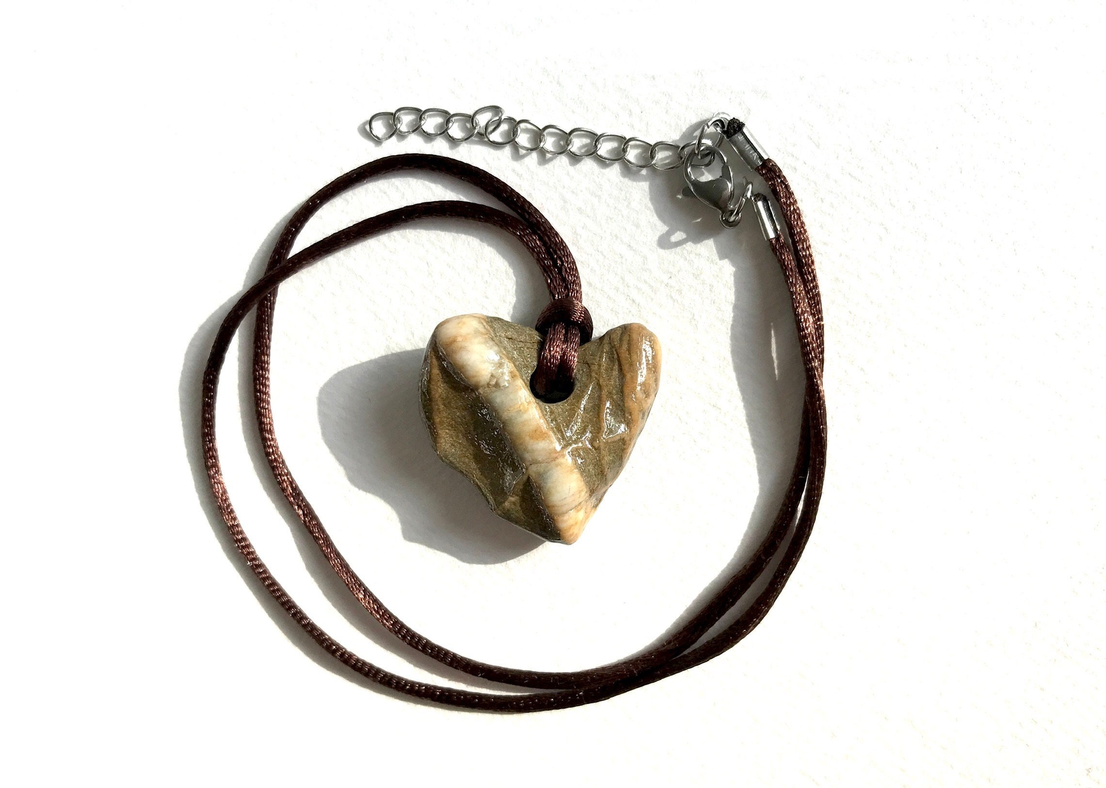 Pendentif Médaillon Coeur Sur Cordon Fils Marron - Neuf Sans Emballage - Bijou Simple