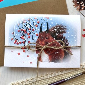 Biglietto di auguri Scoiattolo che cerca cibo Bacche rosse Inverno Neve Fauna selvatica Carta per acquerello Pittura acrilica Stampa
