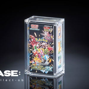 Könnte beinhalten: Ein transparentes Acryl-Etui mit einem japanischen Pokemon-Sammelkartenspiel-Boosterpack. Das Boosterpack hat einen schwarzen Hintergrund mit bunten Pokemon-Charakteren und dem Text "Pokemon Japanese Trading Card Game EX".