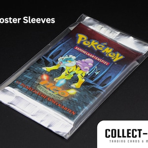 Può includere: Un pacchetto booster sigillato di carte Pokémon in una custodia di plastica trasparente. Il pacchetto presenta il logo Pokémon e il testo "NEO Revelation" con un'illustrazione colorata di una creatura gialla e blu. Il testo "Booster Sleeves" è in alto a sinistra.