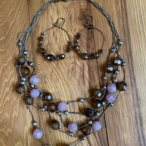 Lila och brunt set med flera strängar i kristallhalsband och örhängen