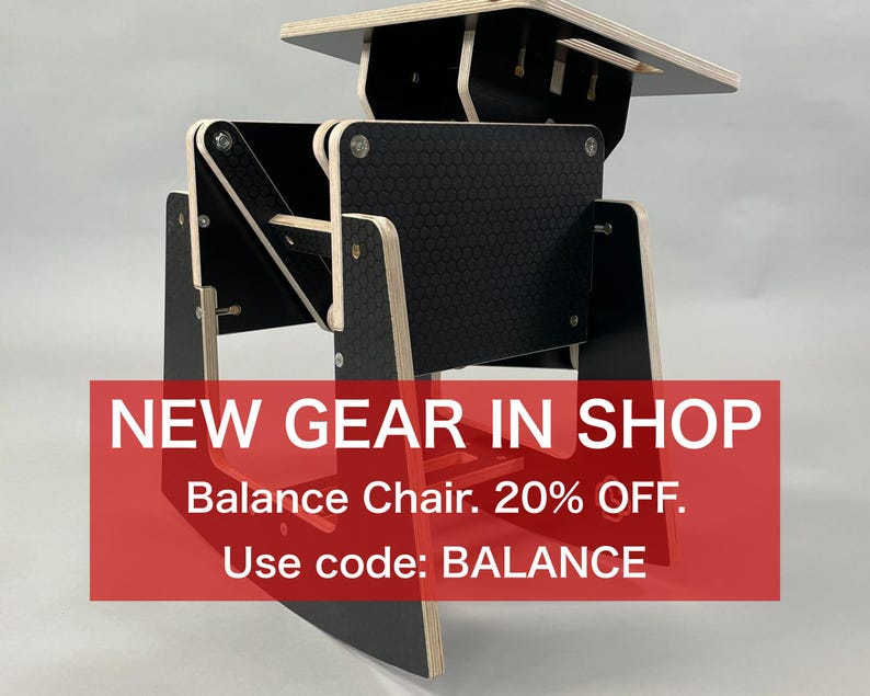Puede incluir: Una silla de equilibrio negra y de madera natural con asiento y respaldo texturizados negros. La silla tiene un dise&ntilde;o &uacute;nico con m&uacute;ltiples articulaciones giratorias. El texto "NEW GEAR IN SHOP" se muestra en un rect&aacute;ngulo rojo.