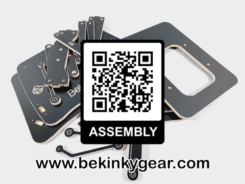 Puede incluir: Componentes de madera negros para ensamblaje, incluyendo piezas rectangulares y curvas. Se muestra un c&oacute;digo QR con la palabra "ASSEMBLY". Tambi&eacute;n es visible la direcci&oacute;n del sitio web www.bekinkygear.com.