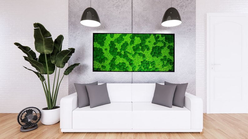 Op de afbeelding: Een rechthoekig wandkunstwerk met een dichte opstelling van geconserveerd groen mos in verschillende tinten, ingesloten in een dunne zwarte lijst. Het mos vertoont een getextureerd, organisch oppervlak met bosgroene en limoengroene tinten.