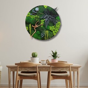 Add elegance to your walls with round green art. Perfect accessories for homes, offices, spas, and hotels. Scandinavian-style designs featuring moss, ferns, and stabilized plants. Vertical garden inspiration for a fresh, modern, and natural vibe.