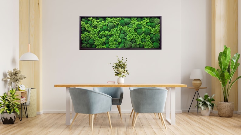 Op de afbeelding: Een rechthoekig wandkunstwerk met een dichte opstelling van geconserveerd mos in diverse tinten levendig groen, gevat in een donkere, dunne lijst. Het mos heeft een getextureerd, afgerond en organisch uiterlijk over het gehele oppervlak.