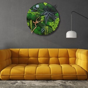 Decorate with round wall art inspired by nature. Green moss, ferns, and stabilized plants bring Scandinavian style to homes, offices, and hotels. Perfect for vertical garden enthusiasts. Add a natural, modern touch to your decor today!