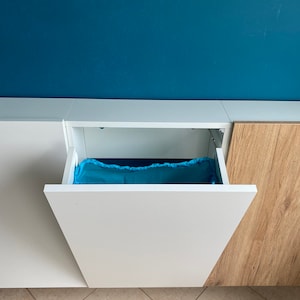 Armoire suspendue avec sac à linge