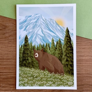 Póster Oso pardo en el bosque al pie de las montañas - A5 y A4 - Póster - Ilustración - Póster de oso - paisaje de montaña - ilustración