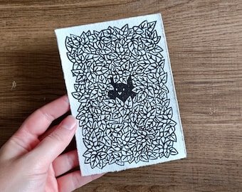 Linogravure Chat dans les feuilles - Affiche A6 - Cat Lover - linoprint - Impression à la main - Papier artisanal