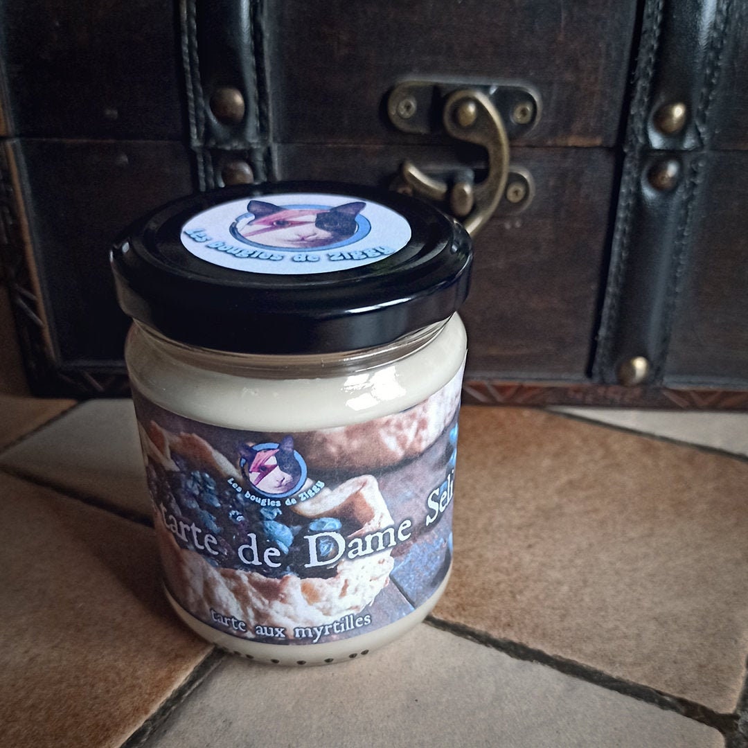 Bougie La Tarte de Dame Seli Inspirée Par Kaamelott - Senteur Aux Myrtilles