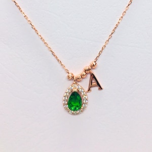 Collar de piedra natal de oro rosa con letra personalizada y colgante de circonita verde, regalo para mujeres y niñas.