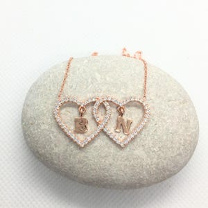 Collar de doble corazón de oro rosa – Colgante con inicial personalizada – Joya de plata 925 con letras para pareja