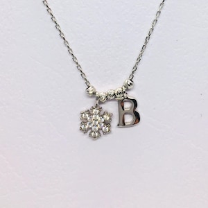 Collar de copo de nieve de plata de ley 925 con dije de inicial: un regalo personalizado con letra para ella