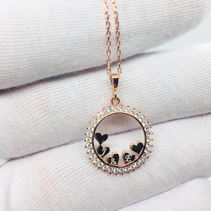 Collar con inicial flotante de oro rosa – Plata de ley 925 – Una letra por corazón – Colgante familiar personalizado