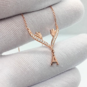 Collar de tulipán con alas de oro rosa e inicial – Dije floral personalizado en plata 925 – Un regalo elegante para ella