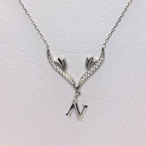 Collar de ala de tulipán en plata de ley – Dije con inicial personalizado – Regalo floral personalizado para ella