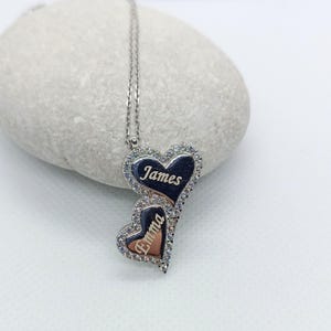 Collana con doppio cuore e nome in argento – Ciondolo personalizzato con due nomi – Regalo di coppia in argento sterling – Gioielli romantici incisi