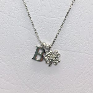 Colar com iniciais para mulheres – Pingente de trevo de quatro folhas em prata – Joia personalizada com pingente da sorte em prata esterlina 925