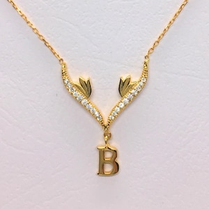 Collar de ala de tulipán dorado con inicial – Dije de letra personalizado en plata de ley 925 – Regalo con diseño floral para ella
