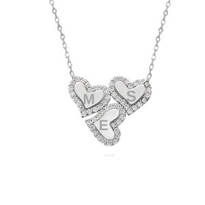 Colar com inicial de três corações – Pingente de família personalizado em prata esterlina – Pingente de letra personalizado para mãe ou avó