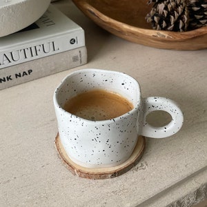 Tasse à café irrégulière en céramique - Mouchetée, esthétique neutre. Joli cadeau, nouvelle maison/anniversaire.