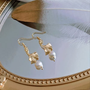 Gold leaves freshwater pearl earrings/Ginkgo leaves and white pearl earrings/Leaf earrings/Pearl earrings/Gift for her/Mother&#39;s day gift
